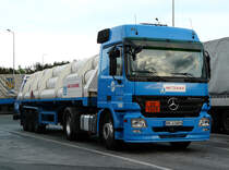 MB Actros MP2 1846 der Spedition Schmidt im Design von  Air liquide  bei der Pause auf der Rastanlage Kammersteiner Land. Laut Gefahrentafel handelt es sich bei der Ladung um Wasserstoff. Aufgenommen am 11.05.2012