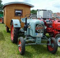 Eicher EKL 15/II mit angehängtem Schäferwagen steht bei der Oldtimerausstellung in Ebersburg, Juni 2012 