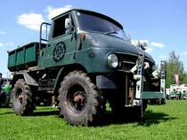 UNIMOG wurde mit einer selbstgebauten Vorrichtung fr Frontanbauten ausgerstet; 120526