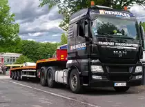 Juni 2012/ auf 7 Achsen verteilt der MAN TGX 33.480 seine Ladung - hier jedoch auf Leerfahrt legt er eine kurze Rast ein ...