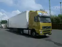 Vor dem Baumarkt in Bergen/R�gen wurde Dieser VOLVO-Sattelzug,am 13.Juni 2012,entladen.