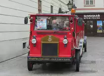 Stadtrundfahrtsstra�enzug in Bratislava am 7.4.2012.