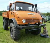 Unimog in Kommunallackierung, gesehen bei der Oldtimerausstellung in Ebersburg, Juni 2012 