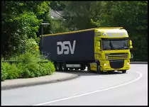 Juni 2012 / einen typischen  Anstieg im Sauerland mit engen Kehren nimmt der
DAF XF 105 vom Logisticer DSV..