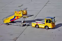 Schlepper mit Fluggasttreppe auf dem Flughafen Salzburg - 26.04.2012