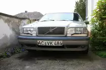 Ein Volvo 850 TD steht in der Einfahrt in Kohlscheid-Bank in der Abendstimmung am 20.6.2012.