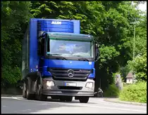Juni 2012/ brummend rollt der Mercedes -Actros,  hier der Wagen 14 von ALDI,  zur n�chsten Niederlassung -