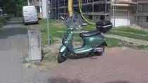 Unbekannter Motoroller in Lehrte, am 12.06.2012.