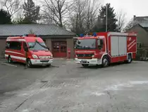 	
	
Ger�tewagen-Gefahrgut/ Umweltschutz (GW-G/U) der freiwilligen Feuerwehr Nettetal L�schzug Breyell

Fahrgestell: Mercedes-Benz Atego 1226 F
Aufbau: Gimaex-Schmitz
Baujahr: 2009

Einsatzleitwagen (ELW 1) der Freiwilligen Feuerwehr Nettetal, stationiert beim L�schzug Breyell.

Fahrgestell: Mercdes Benz Sprinter 316 CDI mit langem Radstand
Ausbau: Hensel

Im vorderen Bereich befindet sich ein Funkarbeitsplatz. �ber die Heckt�ren gelangt man in einen kleinen Besprechungsraum.
Beide Fahrzeuge sind am 12.2.12 in Nettetal-Breyell bei einer Feierstunde am Ger�tehaus aufgenommen worden