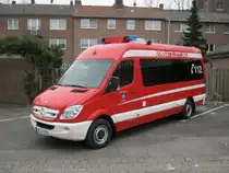 	
Einsatzleitwagen (ELW 1) der Freiwilligen Feuerwehr Nettetal, stationiert beim L�schzug Breyell.

Fahrgestell: Mercdes Benz Sprinter 316 CDI mit langem Radstand
Ausbau: Hensel

Im vorderen Bereich befindet sich ein Funkarbeitsplatz. �ber die Heckt�ren gelangt man in einen kleinen Besprechungsraum.
Am 12.2.12 ist der ELW-1 bei einer Feierstunde des ELW-1 am Ger�tehaus aufgenommen worden