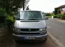 Ein T 4 VW Bus stht in Kohlscheid-Bank bei Sommerwetter am 30.6.2012.