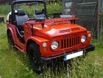 Suzuki LJ80. 1978 - 1982. Der LJ80, ursprnglich konstruiert aufgrund einer Ausschreibung der australischen Armee, verhalf der Marke zum Durchbruch als Autobauer. Der LJ80 war in Deutschland nur mit einem 4-Zylinderreihenmotor mit 39 PS aus 797 cm Hubraum lieferbar. In anderen Lndern gab es auch eine Variante mit einem 3-Zylindermotor. Frher sah man sie an jeder Ecke, heute sind sie fast ausgestorben. Oldtimertreffen Kokerei Zollverein am 01.07.2012.