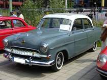 Opel Kapitn. 1954 - 1955. Von diesem Modell verkaufte Opel insgesamt 61.543 Einheiten. Ein solcher Kapitn stand im Jahr 1954 mit DM 9.660,00 in der Preisliste.
Der 6-Zylinderreihenmotor mit 2.473 cm Hubraum leistet 68 PS (erhht auf 71 PS ab Oktober 1954). Oldtimertreffen Kokerei Zollverein am 01.07.2012.