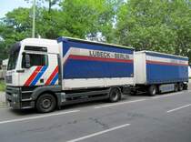 MAN TGA 18.430 Hngerzug am 01.07.2012 in Berlin abgestellt. Diese Konfiguration ist leider immer seltener zu sehen.