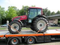 Fabrikneuer Valtra Schlepper auf dem Anhnger eines Fehrenktter Hngerzuges festgeschnallt. Berlin am 01.07.2012
