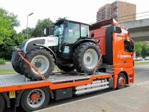 Nagelneuer Valtra Schlepper auf dem Motorwagen eines Fehrenktter Hngerzuges festgeschnallt. Berlin am 01.07.2012