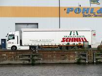 MAN TGX 18.440 der Fa. Schnell Transporte am 01.07.2012 beim Be/-Entladen im Spandauer Sdhafen.