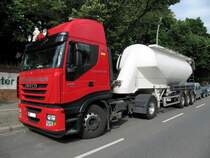 Iveco Stralis 420 mit einem Feldbinder Eutersilo am 01.07.2012 in Berlin