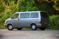 Ein T 4 VW Bus steht in Aachen-West in der Abendstimmung am 2.7.2012.
