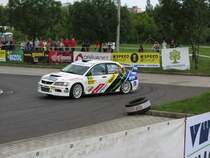 Mitsubishi Lancer driftet auf dem Prologue des 46-ten Mecsek Rallye (2012)