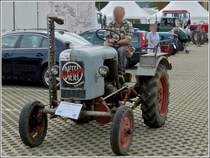 Dieser Traktorfahrer macht sich mit seinem Eicher ?, schonmal auf den Heimweg weil von Westen her echt dunkle Regenwolken in Sicht kommen. Aufgenommen beim Oldtimertreffen in Ettelbrck am 01.07.2012. 