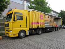 MAN TGA 18.480 wird am 03.07.2012 in Berlin-Moabit entladen.