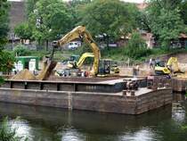 Cat-Bagger 320Bl beldt am 03.07.2012 im Charlottenburger Verbindungskanal einen Schub-Leichter