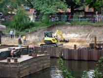 Bagger der Marke Vanmar am 03.07.2012 bei Bschungsarbeiten am Charlottenburger Verbindungskanal.