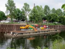 Bagger Hyundai 450LC , befestigt auf dem Arbeitsponton Rainer, sichert zum Feierabend das Wegtreiben des Schub-Leichters durch seinen Ausleger am 03.07.2012 im Charlottenburger-Verbindungskanal