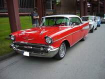 Chevrolet Series 2400 C Bel Air four-door Sedan des Kultjahrganges 1957. Allein von dieser Karosserieversion verkaufte Chevrolet 1957 254.331 Fahrzeuge. An dem vergoldeten V auf der Motorhaube kann man erkennen, das dieser Bel Air mit einem V8-motor ausgerstet ist. Der 4.635 cm groe V8 war in sechs Leistungsvarianten lieferbar. Besonderheit an diesem Auto sind die Fender Skirts an den Hinterrdern. Oldtimertreffen Kokerei Zollverein am 01.07.2012.