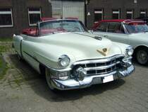 Cadillac Series 62 Convertible des Jahrganges 1953. Dieses Luxuscabriolet verkaufte sich 1953 exakt 8.367 mal. Fr ein Fahrzeug ohne zustzliche Features mute man US$ 4.144,00 auf den Tisch des Cadillac-Dealers legen. Der V8-motor hat 5.222 cm Hubraum und leistet 210 PS. Oldtimertreffen Kokerei Zollverein am 01.07.2012.