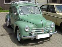 Renault 4CV. 1946 - 1961. Von diesem franzsischen  Volkswagen  wurden ca. 1.1 Mio Exemplare produziert. Der Wagen hat eine 741 cm groen 4-Zylinderreihenheckmotor der Anfangs 21 PS, spter 26 PS leistete. Im Gegensatz zum deutschen VW Kfer ist der Motor allerdings Wassergekhlt. Oldtimertreffen Kokerei Zollverein am 01.07.2012.