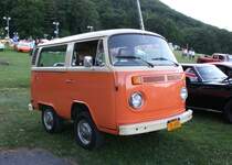 27.6.2012 Bear Mountain State Park, NY. Eigentlich wird ja gerade in den USA gerne  gestrecht . Das ich nun gerade hier auf einen gestutzten VW Bulli treffe passt zum Land der Gegenstze. Unter all den schicken Autos fand ich den am spaigsten. Hab leider nicht das Baujahr notiert.
