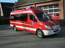 	
Einsatzleitwagen (ELW 1) der Freiwilligen Feuerwehr Nettetal, stationiert beim Lschzug Breyell.

Fahrgestell: Mercdes Benz Sprinter 316 CDI mit langem Radstand
Ausbau: Hensel

Im vorderen Bereich befindet sich ein Funkarbeitsplatz. ber die Hecktren gelangt man in einen kleinen Besprechungsraum.

Der ELW-1 ist am 14.1.12 beim Foto Termin am Gertehaus Nettetal Breyell aufgenommen

worden