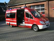 Einsatzleitwagen (ELW 1) der Freiwilligen Feuerwehr Nettetal, stationiert beim Lschzug Breyell.

Fahrgestell: Mercdes Benz Sprinter 316 CDI mit langem Radstand
Ausbau: Hensel

Im vorderen Bereich befindet sich ein Funkarbeitsplatz. ber die Hecktren gelangt man in einen kleinen Besprechungsraum.

Der ELW-1 ist am 14.1.12 beim Foto Termin am Gertehaus Nettetal Breyell aufgenommen

worden