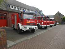 	
Gruppenfoto mit den verschiedenen Einsatzfahrzeugen der Freiwilligen Feuerwehr Nettetal Lschzug Hinsbeck. Im einzelnen sind auf diesem Bild die folgenden Fahrzeuge zu sehen (von links nach rechts):

Schlauchwagen SW 2000-Tr.

Lschgruppenfahrzeug LF 16/12

Tanklschfahrzeug TLF 16/25

Rstwagen RW 1

Am 6.5.12 sind die Fahrzeuge in Nettetal aufgenommen worden