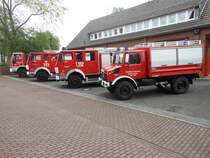 	
Gruppenfoto mit den verschiedenen Einsatzfahrzeugen der Freiwilligen Feuerwehr Nettetal Lschzug Hinsbeck. Im einzelnen sind auf diesem Bild die folgenden Fahrzeuge zu sehen (von links nach rechts):

Schlauchwagen SW 2000-Tr.

Lschgruppenfahrzeug LF 16/12

Tanklschfahrzeug TLF 16/25

Rstwagen RW 1

Die Fahrzeuge sind  am 6.5.12 in Nettetal am Gertehaus Hinsbeck aufgenommen worden