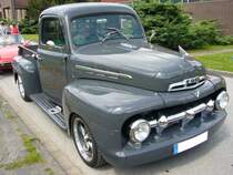 Ford F1 Pickup des Jahrganges 1951. Bei der Motorisierung konnte der  Farmer  zwischen einem 6-Zylinderreihenmotor mit 3.300 cm und 95 PS oder 3.400 cm mit  110 PS whlen. Fr den V8-Liebhaber gab es einen 3.800 cm Motor mit 100 PS bzw. 145 PS. Oldtimertreffen Kokerei Zollverein am 01.07.2012.
DIE KATEGORIE PASST NICHT GANZ. Der F100 hie Anfangs ja F1.