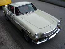 Volvo P 1800 S. 1963 - 1972. Der P 1800 wurde bereits 1961 vorgestellt. Die Produktion erfolgte bis 1963 bein Jensen in West Bromwich bei Birmingham. Aufgrund von Qualittsproblemen bei Jensen wurde die Produktion im Jahr 1963 ins Volvo-Werk Lundby verlegt. Ab diesem Zeitpunkt erhielten alle 1800´er die Zusatzbezeichnung S fr Sverige bzw. Schweden. Bis 1968 werkelte der bekannte B18 Motor mit 96 PS in dem schicken Sportcoupe. Spter wurde der B20 Motor mit 105 PS verbaut. Die letzten Modelle der Baureihe waren sogar mit dem B20 Motor mit der Bosch D-jetronic ausgerstet. Diese verhalf dem Wagen zu 124 PS. Von diesem Coupe wurden insgesamt 39.407 Einheiten produziert. Oldtimertreffen Kokerei Zollverein am 01.07.2012.