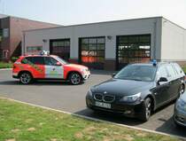 

Notarzteinsatzfahrzeug (NEF) der Freiwilligen Feuerwehr Kempen, Rettungswache Kempen.

Technische Daten:

BMW X5 Drive 30d

Ausbau durch die Firma GSF

Kdow des Kreisbrandmeister des Kreises Viersen Fahrzeug ist ein 3 BMW Touring

Beide Fahrzeuge sind am 2 Mai 11 beim Leistungsnachweiss in Kempen Fotografriert worden  

 

