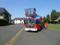 	
Drehleiter (DLAK 18/12) der Freiwilligen Feuerwehr Kempen, Lschzug Tnisberg.

Technische Daten:

Mercedes-Benz Econic 1833 LL

Aufbau durch die Firma Metz
Am 16.5.12 ist die DLAK in Tnisberg bei einem Foto Termin aufgenommen worden