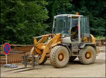 Liebherr 509 Radlader wartet an einer Baustelle auf seinen nchsten Einsatz.  03.07.2012 
