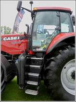 Case 290 Magnum ausgestellt bei der Landwirschaftsaustellung in Ettelbrck am 01.07.2012, ein Glck dass sie zum Einsteigen eine Leiter angebaut haben.