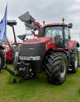 Case 290 Magnum ausgestellt bei der Landwirschaftsaustellung in Ettelbrck am 01.07.2012, ein Glck dass sie zum Einsteigen eine ....