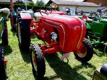 PORSCHE Baumuster218; 1644ccm; Baujahr 1958 inmitten vieler anderer Oldtimertraktoren in Polling; 120624