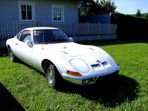 OPEL-Gt mit weier Lakierung ist eines der ersten Fahrzeuge beim Oldtimertreff in Polling; 120624