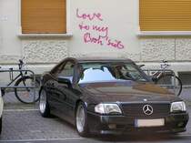 Mercedes-Benz R129 SL, gesehen im Sommer 2011.