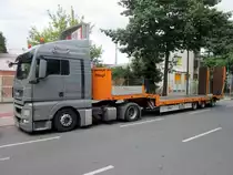 MAN TGX 18.400 Lowliner mit Fliegl-Satteltieflader am 07.07.2012 abgestellt in Berlin.