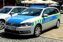 VW Golf der Landespolizei Sachsen-Anhalt vor dem Polizeirevier in Wernigerode, Juli 2012 