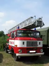 Drehleiter auf Basis W 50 L -FEUERWEHR- aus dem Landkreis Jerichower Land beim 13. Perleberger Oldtimer- und Milit�rfahrzeugtreffen, Flugplatz Perleberg 10.07.2011